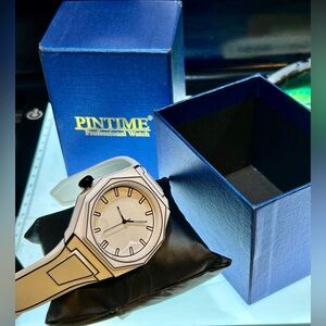 New comic style watch, cute and fun watch, thick band. White and black, unisex.